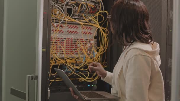 Waist Young Caucasian Woman Holding Portable Computer Hands Plugging Cables — Stock Video