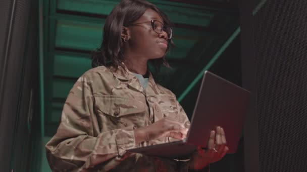 Taille Basse Spécialiste Entretien Féminin Afro Américain Portant Une Tenue — Video