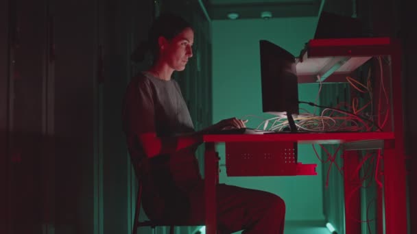 Kafkasyalı Kadın Programcının Karanlık Sunucu Odasındaki Masasında Oturup Bilgisayarda Yazışının — Stok video