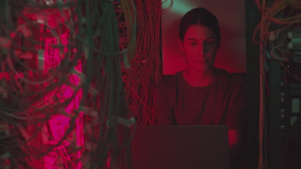 Koyu Saçlı Portatif Bilgisayar Kullanan Çoklu Kabloların Arasında Kırmızı Işıklı — Stok video