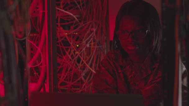 Közepes Közelkép Fiatal Afro Amerikai Nőről Hordozható Számítógéppel Piros Lámpás — Stock videók