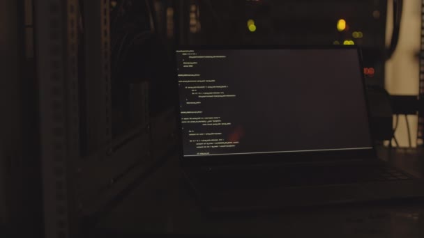 Sperrung Des Tragbaren Computers Dunklen Raum Computercodeprogramm Läuft Auf Dem — Stockvideo