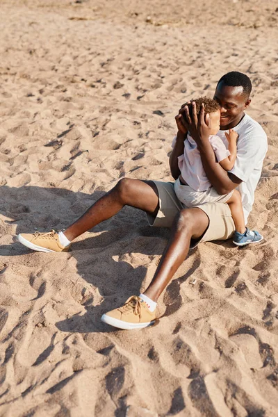 Lycklig far och son i Sand — Stockfoto