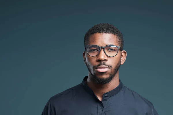 Afroamerikansk affärsman i glasögon — Stockfoto