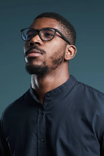 Afrikansk amerikan bär glasögon — Stockfoto