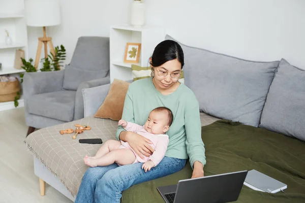 Frau mit Baby zu Hause arbeiten — Stockfoto