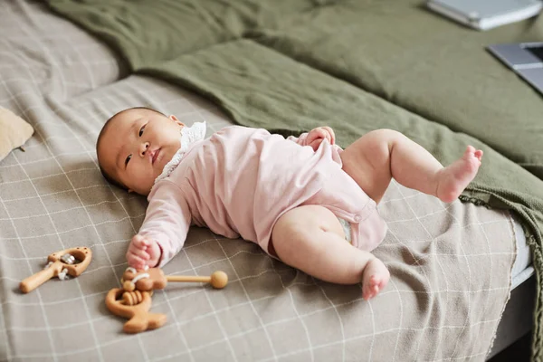 Niña acostada en la cama —  Fotos de Stock