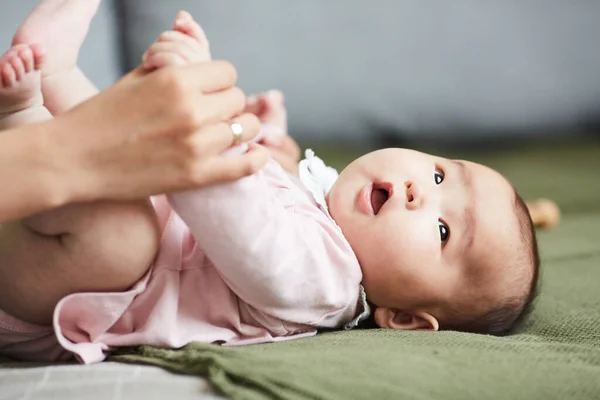 Petite fille couchée sur le lit avec mère — Photo