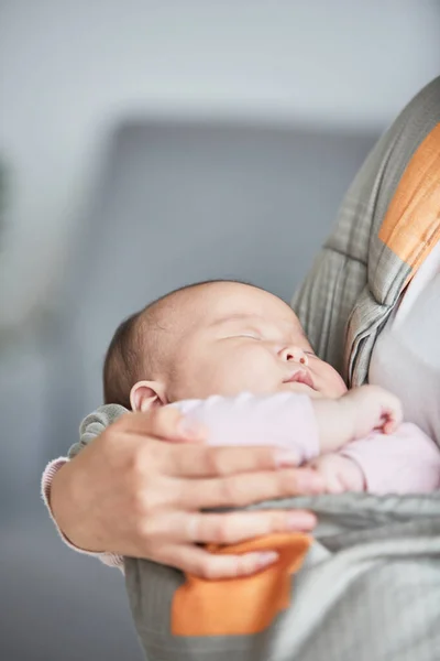 Annenin ellerinde uyuyan bebek. — Stok fotoğraf