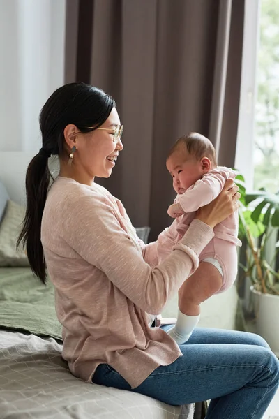 幸せな母彼女の子供と遊ぶ — Stock fotografie