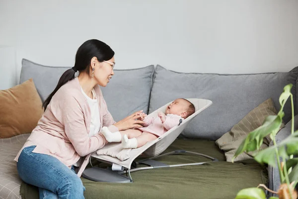 Mladá matka mluví se svým dítětem — Stock fotografie