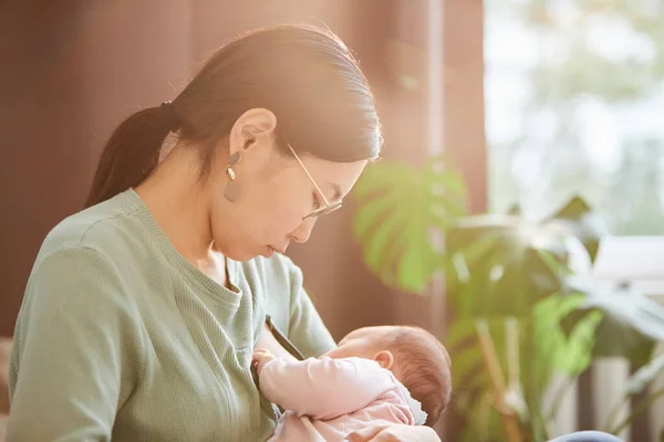 Madre alimentando a su niña recién nacida —  Fotos de Stock