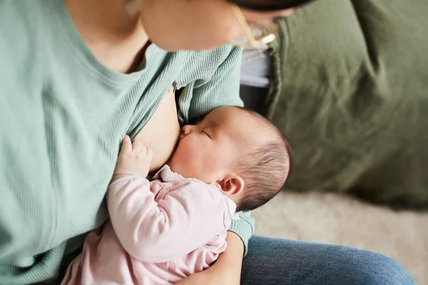 Mãe com bebê durante a amamentação — Fotografia de Stock