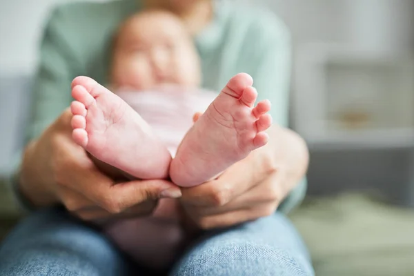 Anne kucağında bebek ayakları — Stok fotoğraf