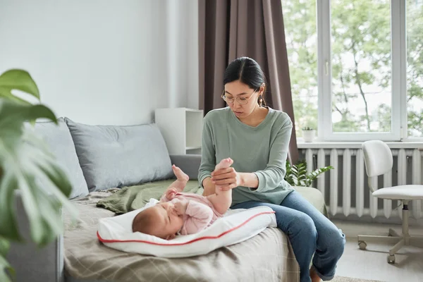 Moeder die om haar kind geeft — Stockfoto