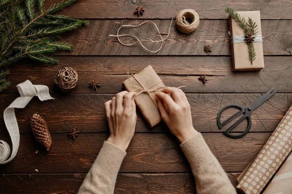 Empacotamento presente de Natal — Fotografia de Stock