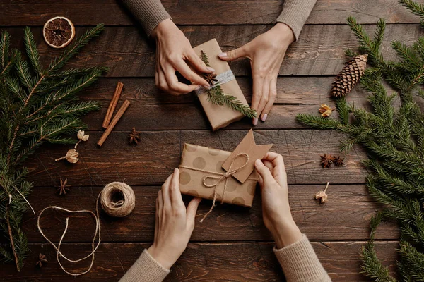 Περιτύλιγμα χριστουγεννιάτικα δώρα σε ξύλινο φόντο — Φωτογραφία Αρχείου