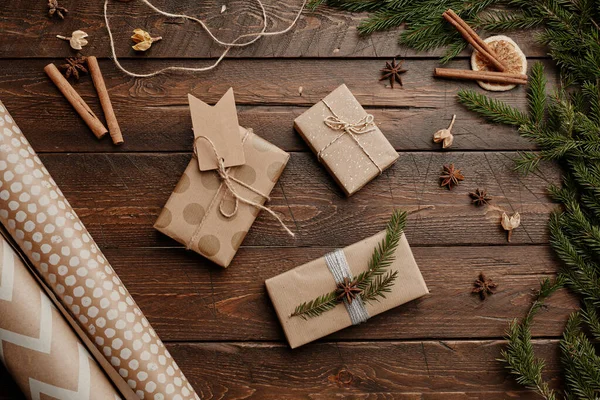 Різдвяні подарунки на дерев'яному фоні — стокове фото