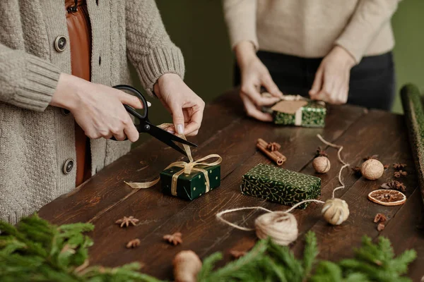 People Wrapping Christmas Presents — Stock Photo, Image