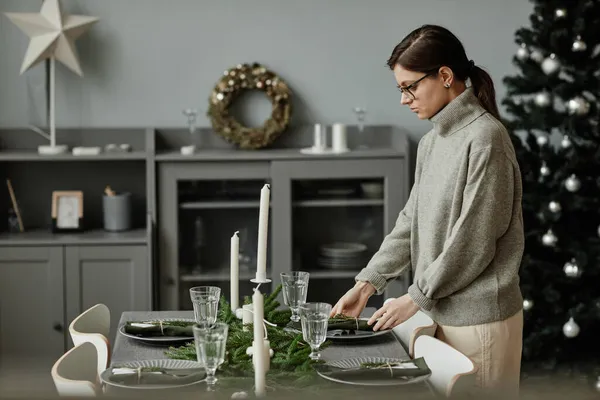 Mesa de comedor de decoración de mujer para Navidad — Foto de Stock