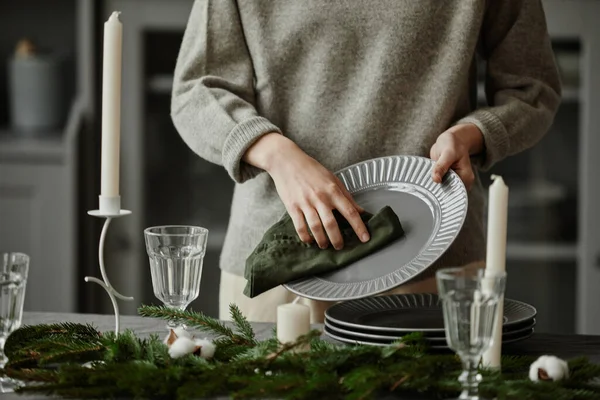 Mulher definindo mesa de jantar para o jantar de Natal — Fotografia de Stock