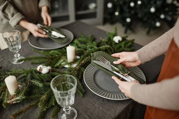 Configurando a mesa de jantar para o Natal — Fotografia de Stock