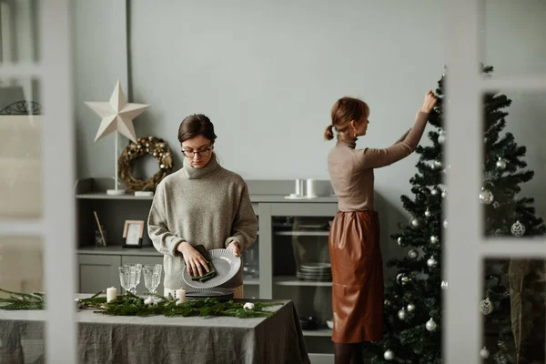 Mujer Preparing Comedor para Navidad — Foto de Stock