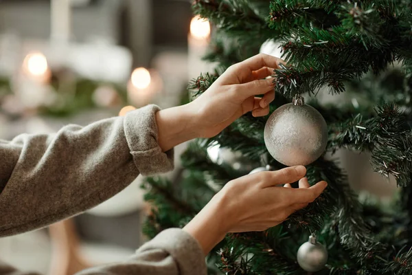 Mãos femininas Ornamento pendurado na árvore de Natal — Fotografia de Stock