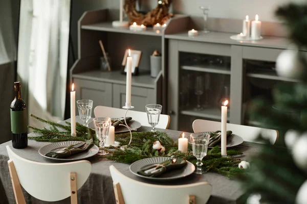 Mesa de comedor de Navidad con velas — Foto de Stock