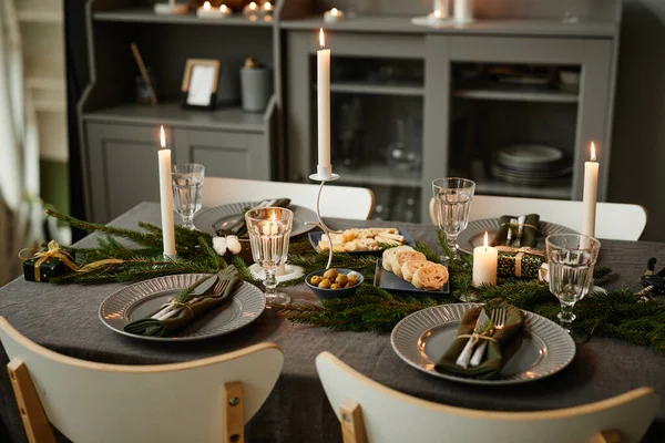 Jídelní stůl osvětlený svíčkami o Vánocích — Stock fotografie