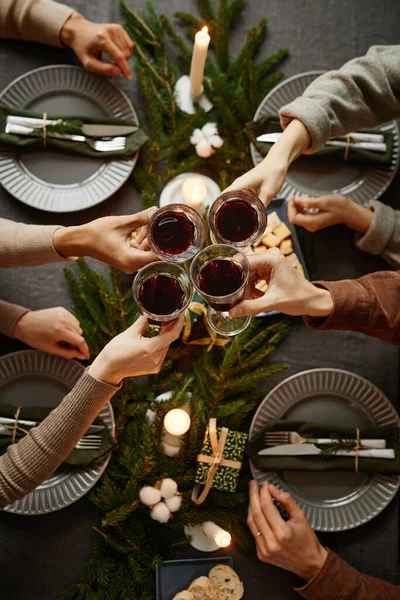 Amigos disfrutando de la cena de Navidad Top View — Foto de Stock