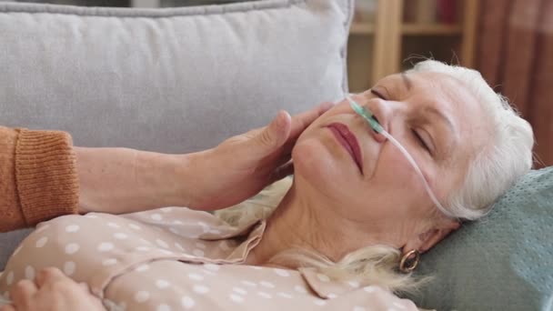 Наклонение Пожилой Белой Женщины Спящей Кислородной Трубкой Носу Лежащей Дома — стоковое видео