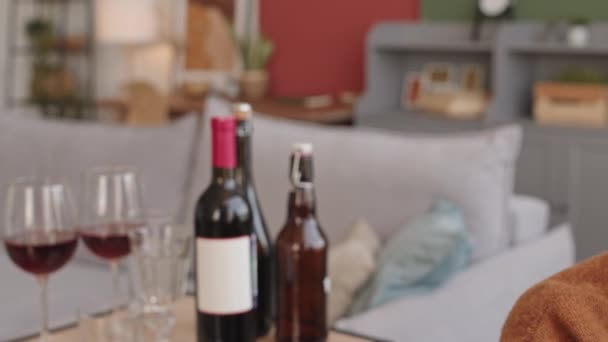 Közelről Követem Otthon Ülő Idős Fehér Férfit Homályos Borosüvegekkel Poharakkal — Stock videók