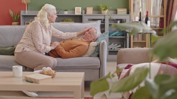 Полный Вид Беловолосую Женщину Сидящую Диване Старшим Мужем Лежащую Кислородной — стоковое видео