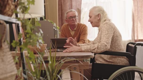 Středně Dlouhá Bělovlasá Bělovlasá Žena Invalidním Vozíku Starší Muž Sedící — Stock video