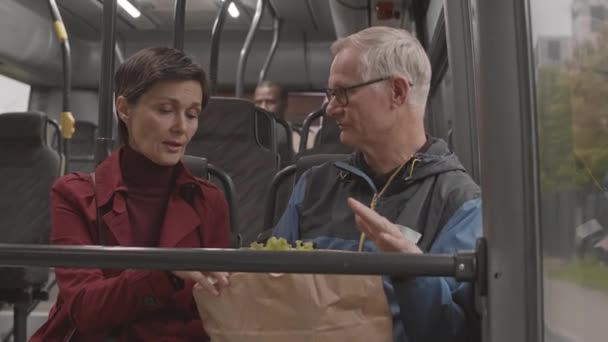 与老年人交谈 坐公共交通工具上的座位 讨论食品杂货的白人妇女的精神振作 — 图库视频影像