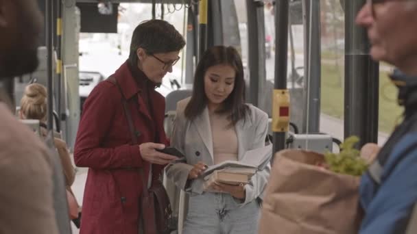 Médium Jovem Mulher Asiática Mais Velha Companheira Feminina Caucasiana Ônibus — Vídeo de Stock