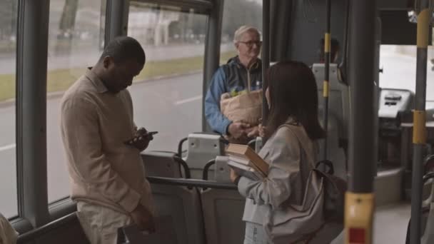 Médio Longo Jovem Homem Negro Usando Smartphone Sua Companheira Asiática — Vídeo de Stock