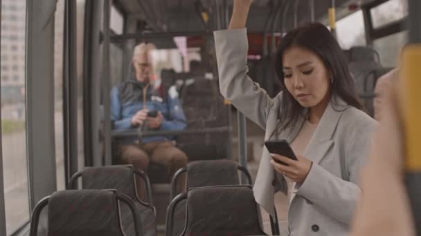 Medium Van Jonge Aziatische Vrouw Die Het Openbaar Vervoer Het — Stockvideo
