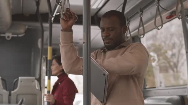 Pas Mladého Černocha Jezdí Veřejném Autobuse Stojí Dne Dívá Hodinky — Stock video