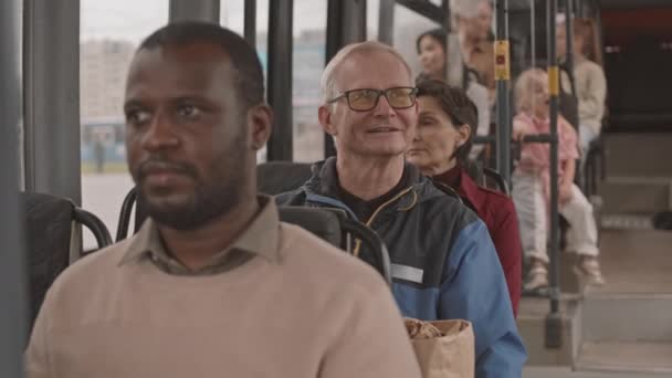 Hrudník Radostného Staršího Bělocha Sedícího Autobuse Usmívajícího Rozhlížejícího Mnohonárodnostní Lidé — Stock video