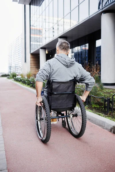Patient im Rollstuhl im Freien — Stockfoto