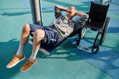 Dışarıda engelli eğitimi alan bir adam.