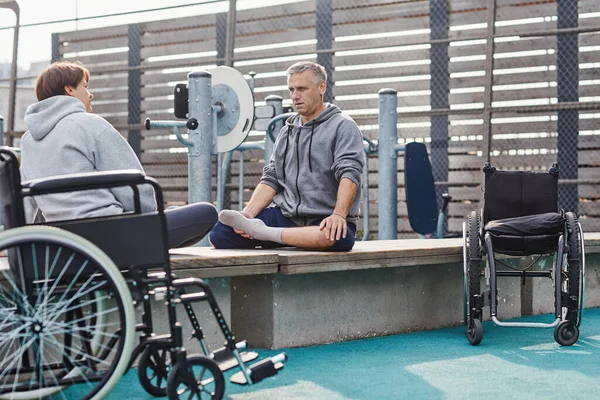 Пара с инвалидностью отдыхает после тренировки — стоковое фото