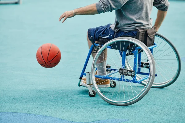 Инвалид играет в баскетбол — стоковое фото