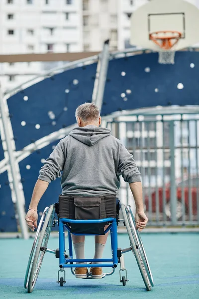 Mann mit Behinderung auf Sportplatz — Stockfoto