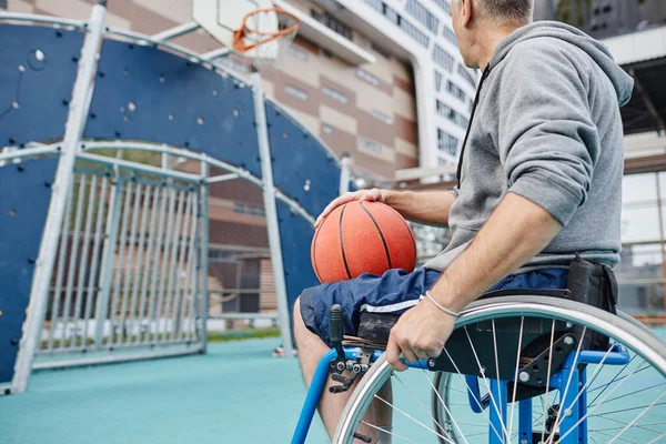 Человек с ограниченными возможностями играет в баскетбол — стоковое фото