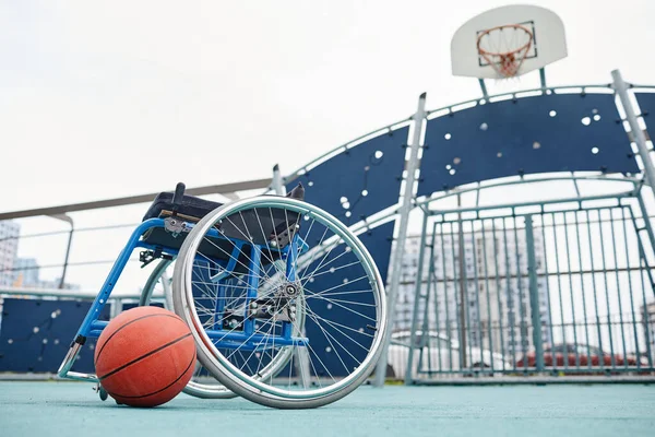 Пустое инвалидное кресло на спортивной площадке — стоковое фото