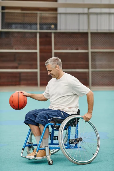 Человек с ограниченными возможностями играет в баскетбол — стоковое фото