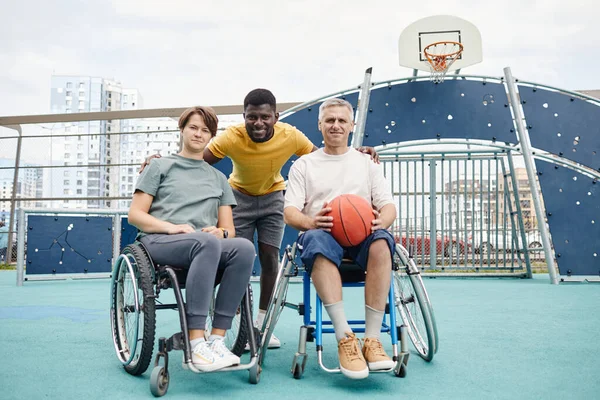 Hrát basketbal venku — Stock fotografie